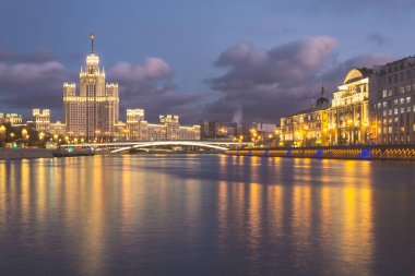 Moskva nehir gece manzarası ile tarihi binalar ve bulutlu gökyüzü