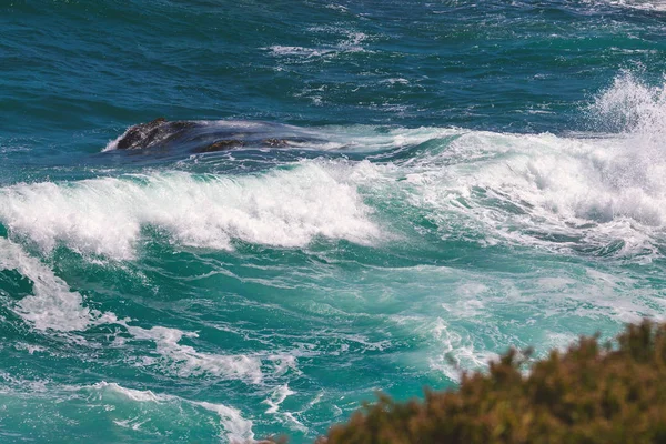 Ocean Wave Met Witte Schuim Turquoise Water — Stockfoto