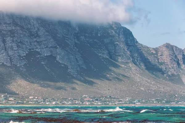 贝蒂在南非的海洋和山脉之间的海湾小镇 — 图库照片