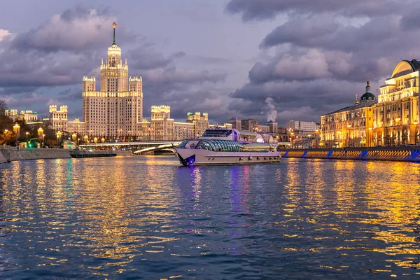 Moskva Fluss Nachtsicht Und Eine Touristische Bootsfahrt — Stockfoto