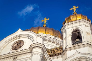 İsa Katedrali Moskova'da kurtarıcı cephesi ile mavi gökyüzü arka plan görünümünü portre