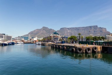 Cape Town, Güney Afrika - Kasım, 2018: Cape Town waterfront ve tablo dağ manzaralı limana