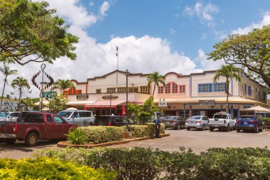 HALEIWA, HAWAII - JUNE, 2018: Souvenir shops wooden facades and car parking in Haleiwa, Oahu island  clipart