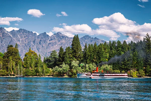瓦卡蒂普湖上的蒸汽动力船 位于新西兰皇后镇的针叶林周围 — 图库照片