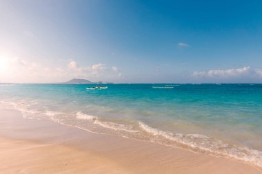 Oahu Adası ve kayaklar okyanusta Lanikai plajda tropikal hawaiian deniz manzarası