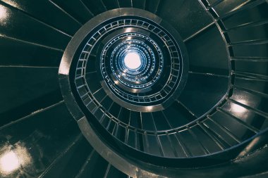 Sarmal metal merdiven alttan görünüm 