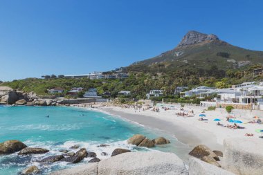 Turkuaz su ve dağ Cape Town, Güney Afrika için güzel bir plaj kampları bay