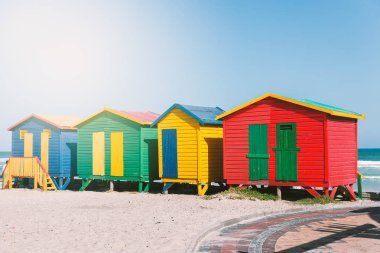 Muizenberg plaj beyaz kum ve renkli ahşap kabinleri Cape Town, Güney Afrika