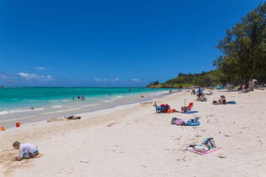 Oahu, Hawaii - Haziran, 2018: Oahu adasında güzel Lanikai sahilde oturan insanlar