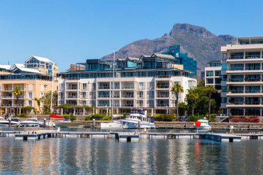Cape Town, Güney Afrika - Kasım, 2018: Cape Town su manzaralı limana