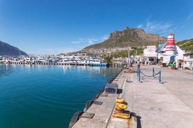 Cape Town, Güney Afrika-Kasım, 2018: Hout Bay İskelesi ve yatlar Cape Town manzarası