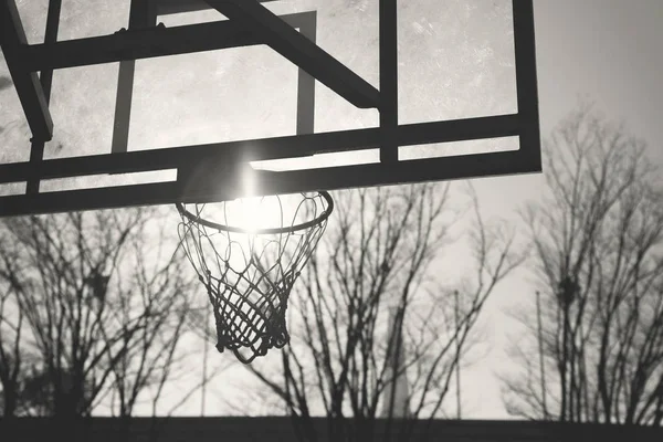 Монохромное Изображение Старой Баскетбольной Задней Панели Солнца Внутри Обода — стоковое фото