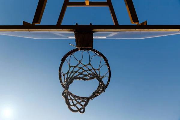 Нижний Вид Старого Баскетбольного Кольца Ясного Голубого Неба — стоковое фото