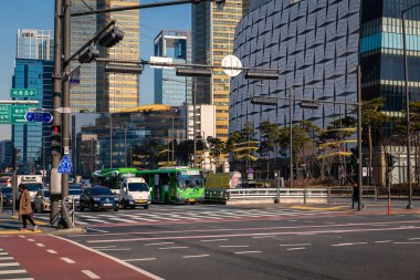 Seoul, Kore - Mart, 2019: Geniş kavşak trafik Jamsil istasyonu ve Seul Lotte Kulesi yakınında