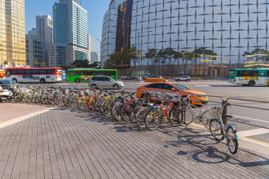 Seoul, Güney Kore - Mart, 2019: Bisiklet Park Seul Jamsil istasyonunda