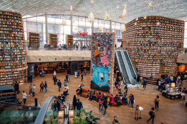 Seoul, Kore - Mart, 2019: Coex Starfield kitaplığında, popüler büyük kitap rafı Gangnam, Seoul yerleştirin..