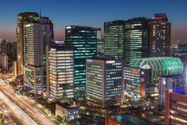 Seoul, Kore - Mart, 2019: Twilight görünümü Songpa-gu, Seoul trafikte ve ofis binaları