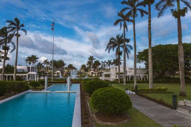 Oahu, Amerika Birleşik Devletleri - Haziran, 2018: Güzel çeşmeler ve Bahçe günbatımı manzaralı Oahu adasında Hawaii Laie Tapınağı