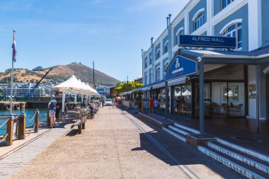 Cape Town, Güney Afrika - Kasım, 2018: su alan manzaralı yatlar, turistler, restoranlar ve dükkanlar Cape Town