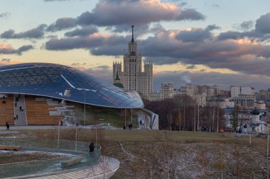 Moskova, Rusya-Kasım, 2018: parkta huş ağaçları ile Moskova şehir merkezi ve erken kış sezonunda arka planda eski binalar