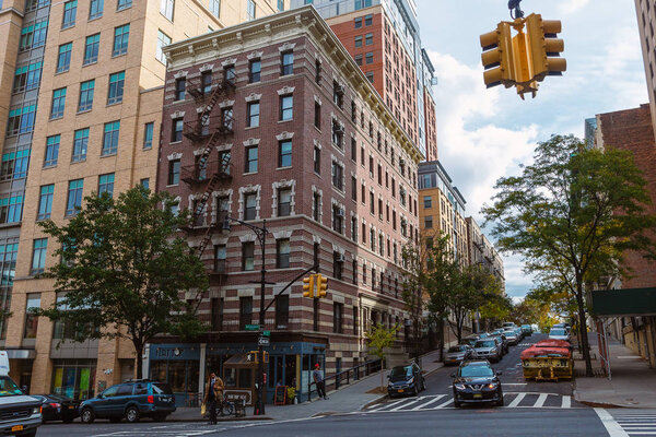 НЬЮ-ЙОРК, США - ОКТЯБРЬ, 2013: Улица Гарлемского района с кафе и барами
.