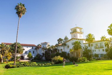 Santa Barbara, ABD-Ekim, 2013: Santa Barbara Adliye ünlü bina güneşli bir gün ve insanlar yeşil çim üzerinde dinlenme