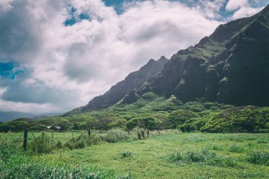 Kualoa dağ görünümü, Hawaii Oahu adasında ünlü filme konum