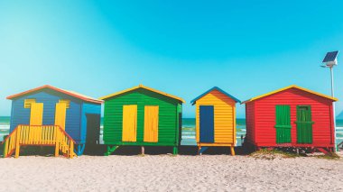 Muizenberg plaj beyaz kum ve renkli ahşap kabinleri Cape Town, Güney Afrika