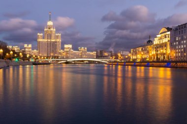 Moskva nehir gece manzarası ile tarihi binalar ve bulutlu gökyüzü