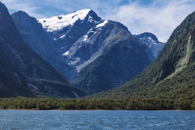 Yeni Zelanda Güney Adası Milford Sound büyük karlı dağlar görünümü