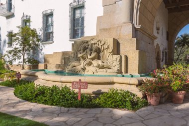 Güzel Çeşmesi ile Santa Barbara Adliye ünlü bina