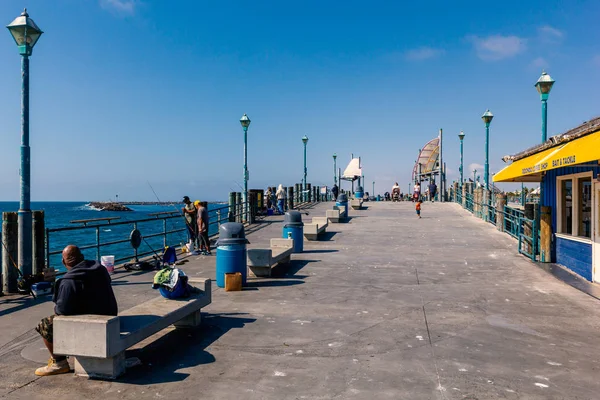 Los Angeles Abd Ekim 2013 Redondo Plaj Skelesi Ile Insanlar — Stok fotoğraf