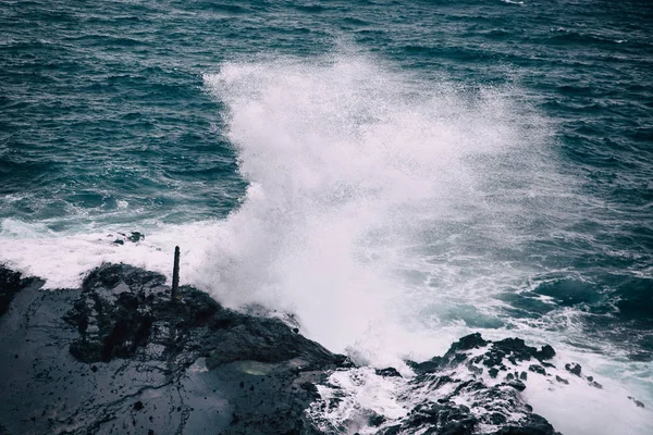 ハワイのオアフ島の岩場の海岸線で大きな波の嵐の天気 — ストック写真