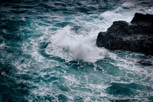 Oahu Adası Nın Kayalık Kıyı Şeridinde Büyük Dalgalar Ile Fırtınada — Stok fotoğraf