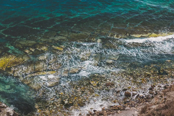 Kayalık Kıyı Şeridi Turkuaz Deniz Suyunun Havadan Görünümü — Stok fotoğraf