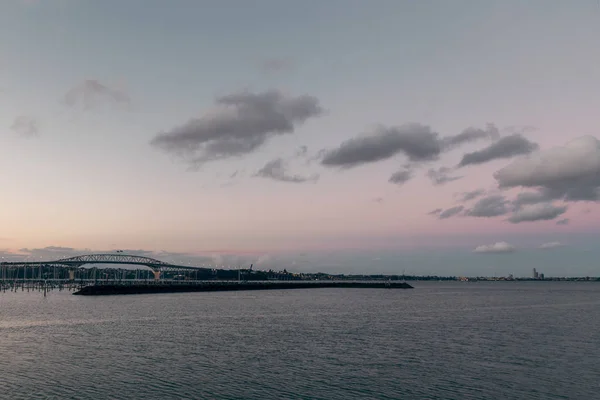 奥克兰大桥及海港平静水的黄昏景色 — 图库照片