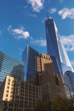 Manhattan şehir merkezindeki gökdelenler yerden görünümü