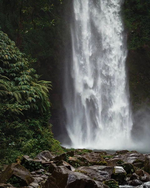 Enorme Água Nungnung Floresta Tropical Bali Destino Turístico Popular — Fotografia de Stock