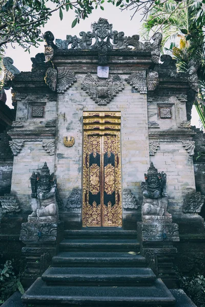 Hermosa Puerta Dorada Palacio Ubud Bali —  Fotos de Stock