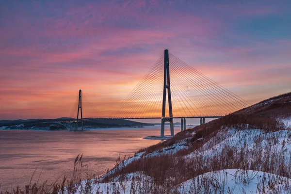 Χειμώνας Ηλιοβασίλεμα Προβολή Φρέσκο Χιόνι Και Μακρύ Καλώδιο Μένοντη Γέφυρα — Φωτογραφία Αρχείου