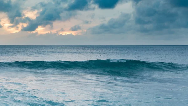 夏威夷瓦胡岛热带沙滩上美丽的日落海岸线 — 图库照片
