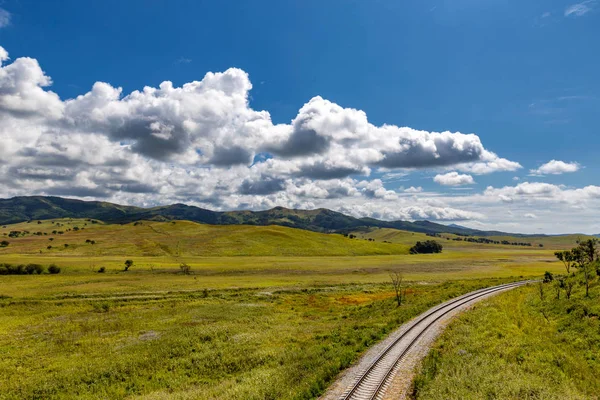 Ferrocarril Paisaje Rural Con Colinas Verdes Cielo Azul — Foto de Stock