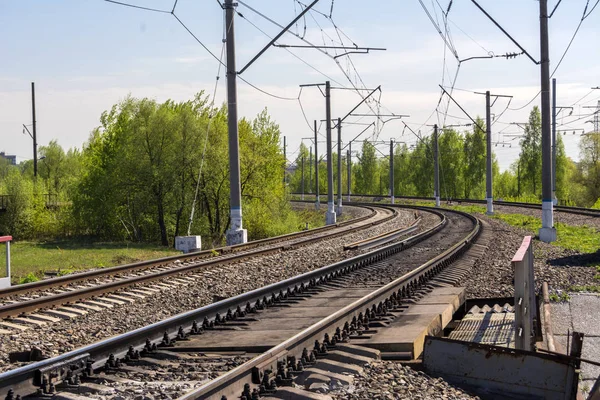 Een Scherpe Bocht Van Spoorlijn Drie Manieren Stokken Met Elektrische — Stockfoto