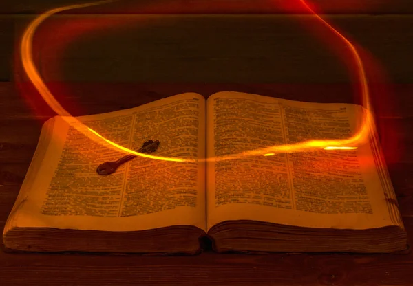 Santa Biblia Está Sobre Mesa Una Llave Antigua Fuego Volando —  Fotos de Stock