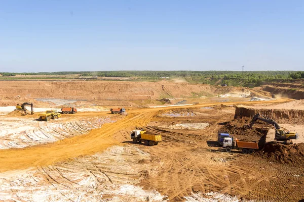 Extracción Arena Cantera Retroexcavadora Cargando Arena Camiones Volquete Verano — Foto de Stock