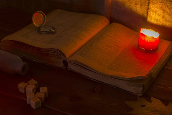 Velho Livro Mesa Bíblia Sagrada Aberta Está Sobre Mesa Relógio — Fotografia de Stock