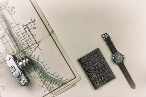 Retro Kamera Eski Harita Üzerinde Olduğunu Pasaport Bir Kol Saati — Stok fotoğraf