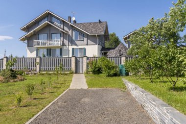 Yeşilliklerle çevrili güzel kır evi. Yaz