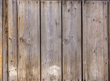 Duvar evin eski boyanmamış. Eski ahşap çit.