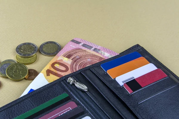 Billete Euros Sobre Fondo Beige Algunas Monedas Una Cartera Masculina — Foto de Stock